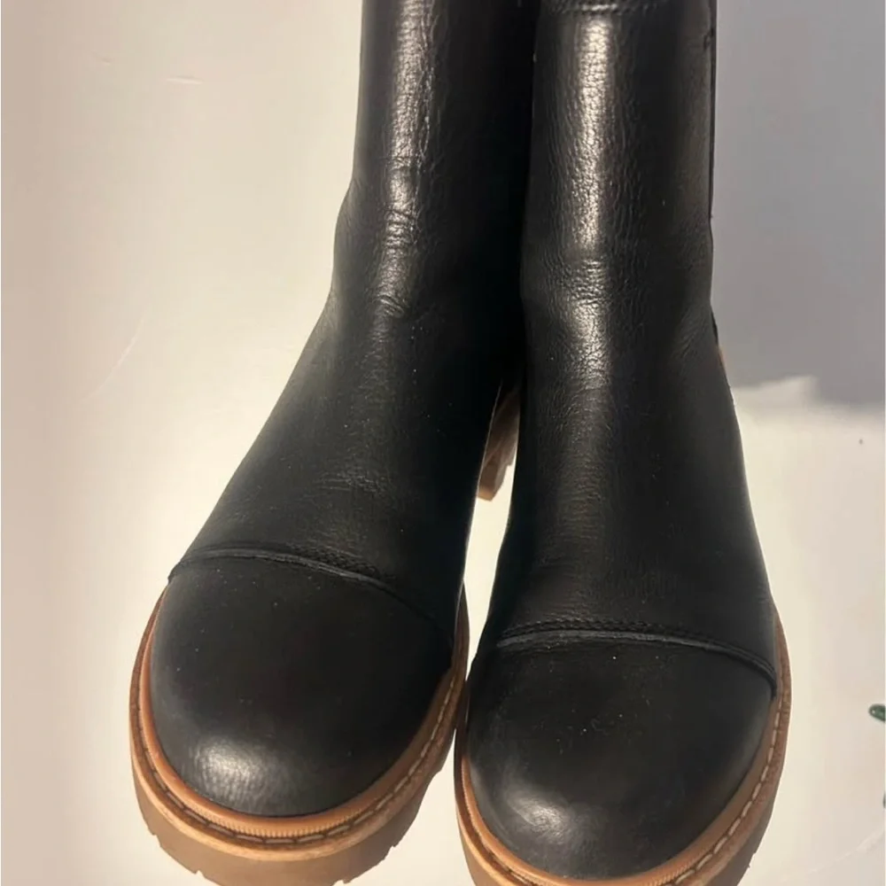 Women's Black Chelsea Boots - Picture 4 of 5
